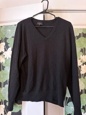 Quince Women’s Black V-Neck Cashmere Sweater